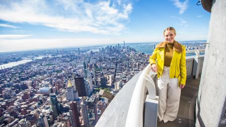 Kristen Bell visits the Empire State Building