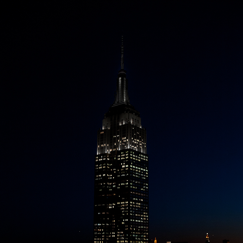 Empire state песня. Эмпайр-Стейт-Билдинг. Эмпайр-Стейт-Билдинг в час земли. Эмпайр-Стейт-Билдинг ночью. Часы на Эмпайр Стейт Билдинг.