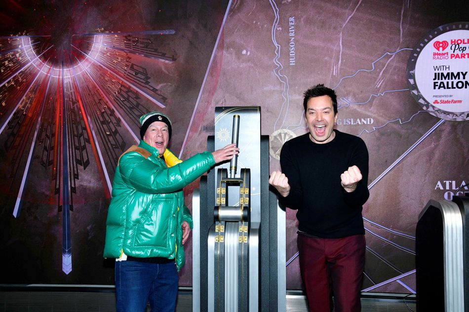 Jimmy Fallon and Elvis Duran flip the ESB light switch