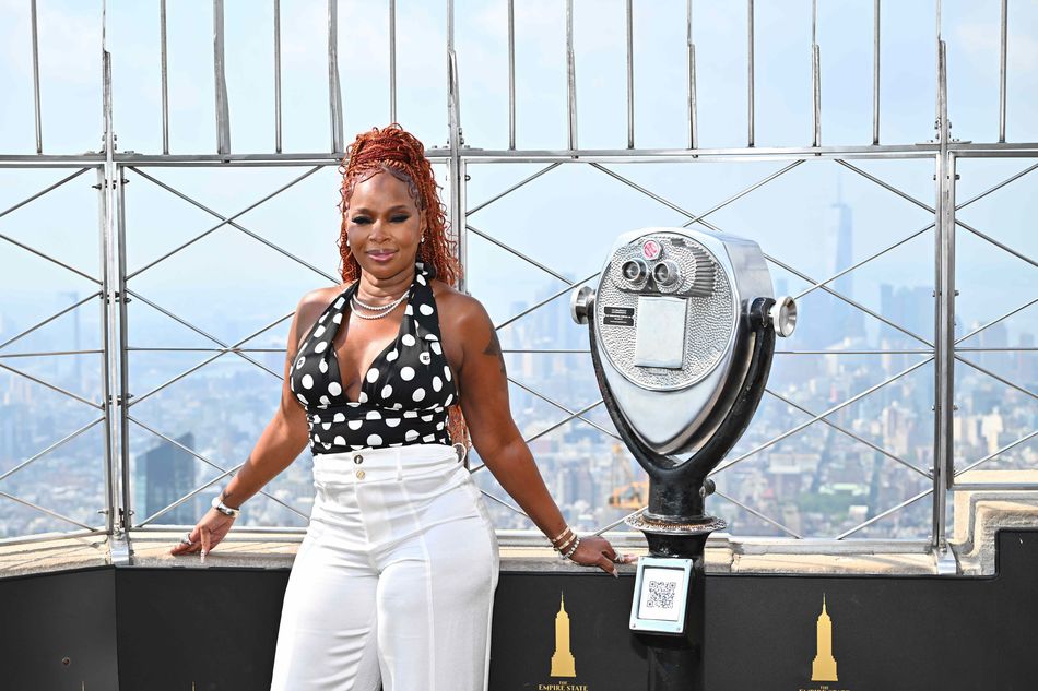 Mary J Blige poses on the 86th Floor Observatory