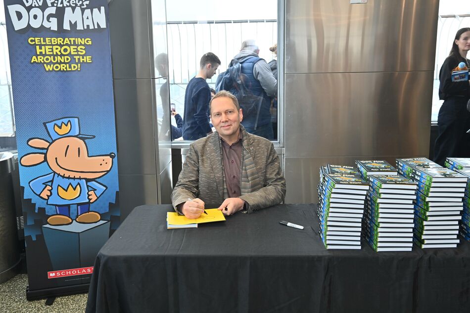 Dav Pilkey signs "DOG MAN" books on the 86th Floor