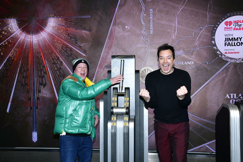 Elvis Duran and Jimmy Fallon flip the ESB light switch