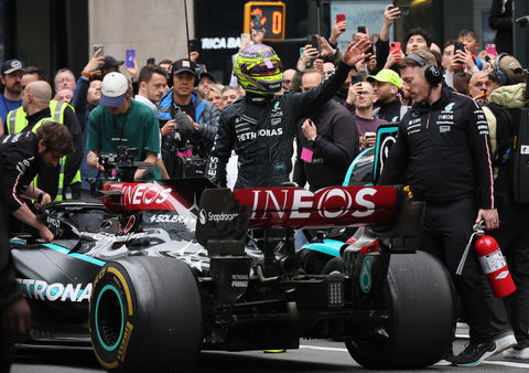 Lewis Hamilton races in front of the Empire State Building